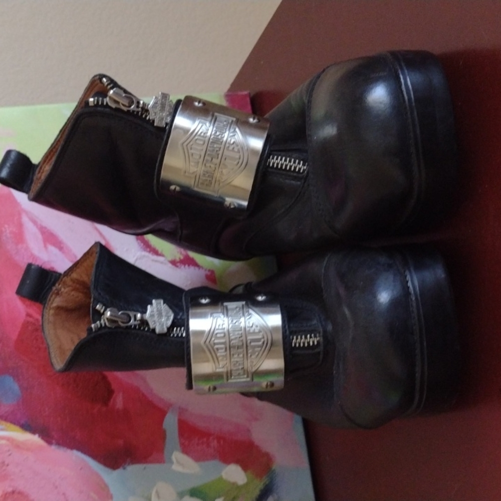 Ankle boots metal insignia trim